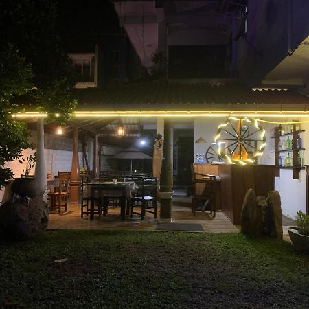 ウェリガマ Ceylon Surf Guest And Restaurant Bed & Breakfast エクステリア 写真