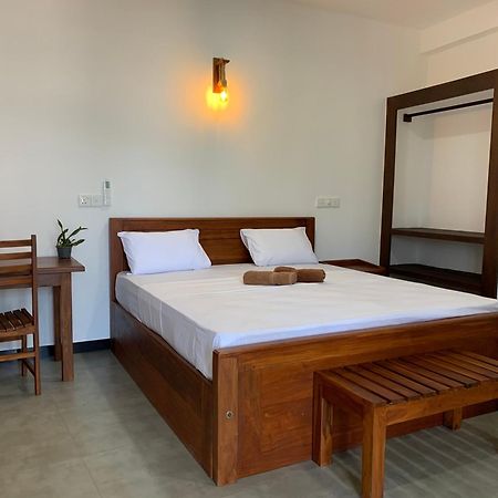 ウェリガマ Ceylon Surf Guest And Restaurant Bed & Breakfast エクステリア 写真