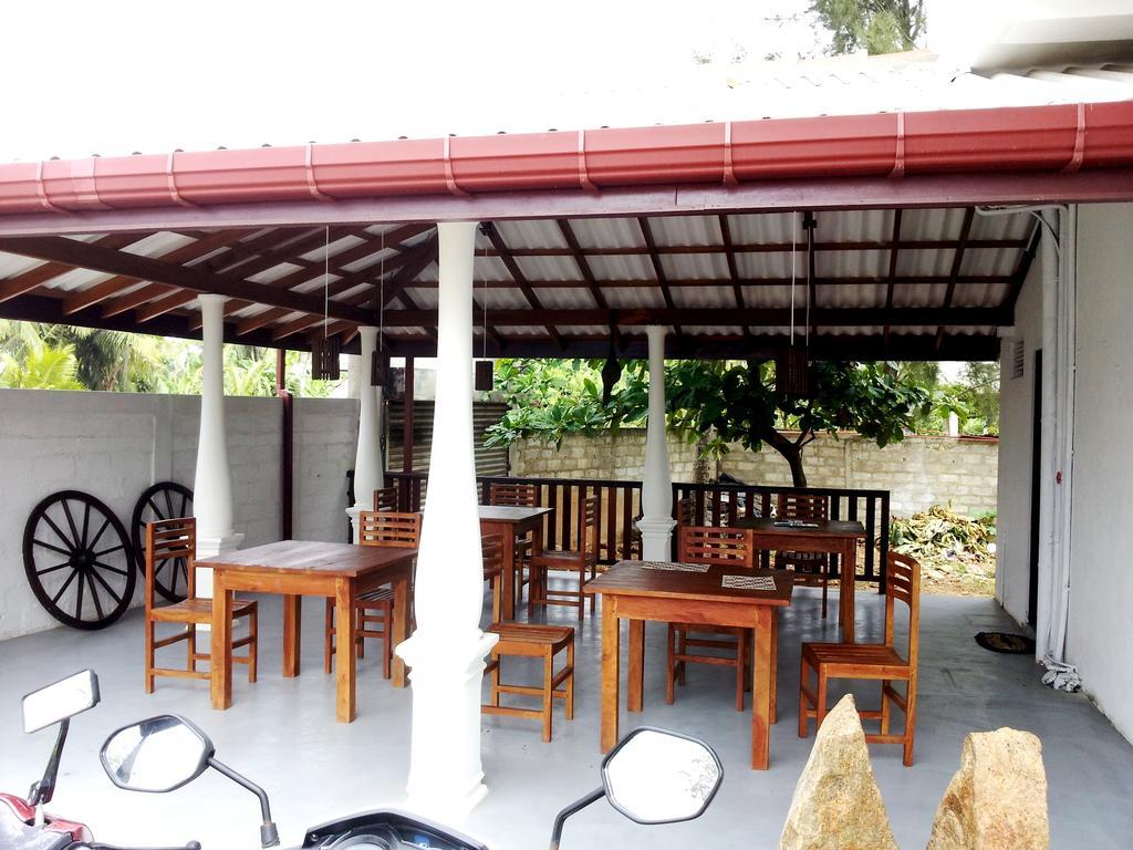 ウェリガマ Ceylon Surf Guest And Restaurant Bed & Breakfast エクステリア 写真