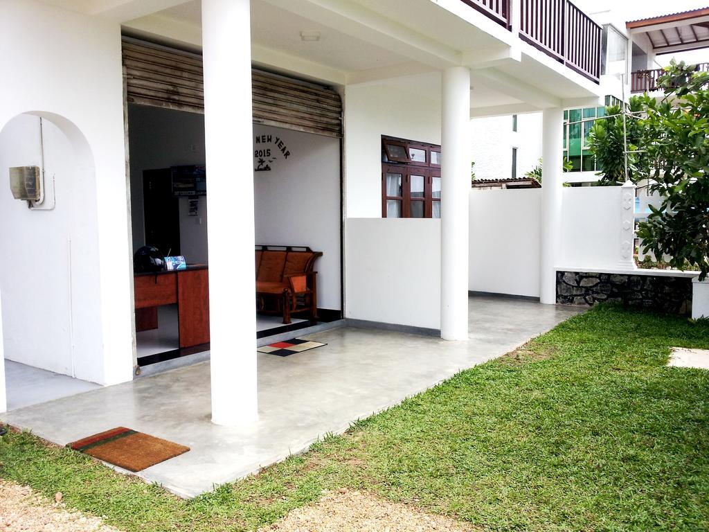 ウェリガマ Ceylon Surf Guest And Restaurant Bed & Breakfast エクステリア 写真