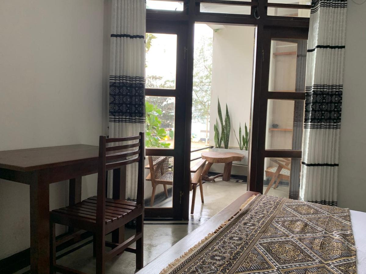 ウェリガマ Ceylon Surf Guest And Restaurant Bed & Breakfast エクステリア 写真