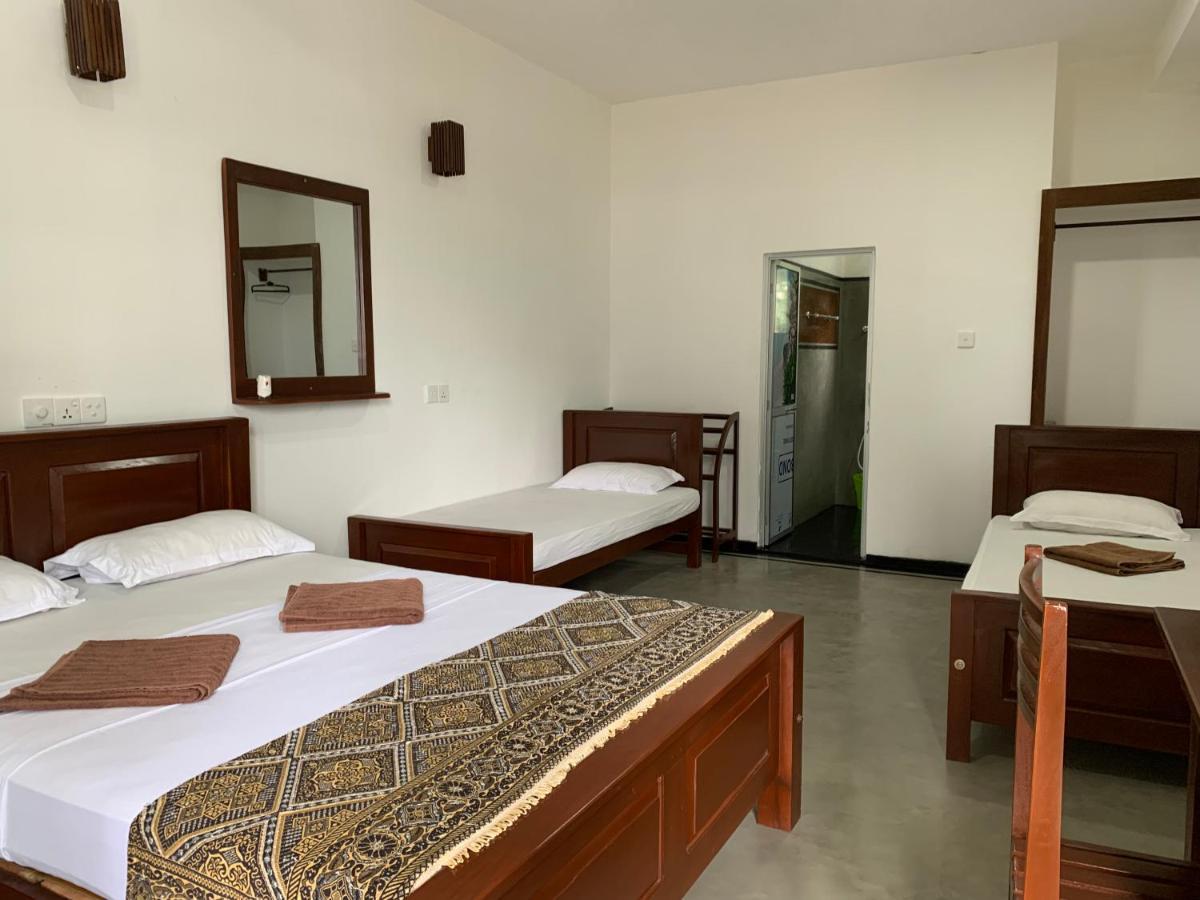 ウェリガマ Ceylon Surf Guest And Restaurant Bed & Breakfast エクステリア 写真