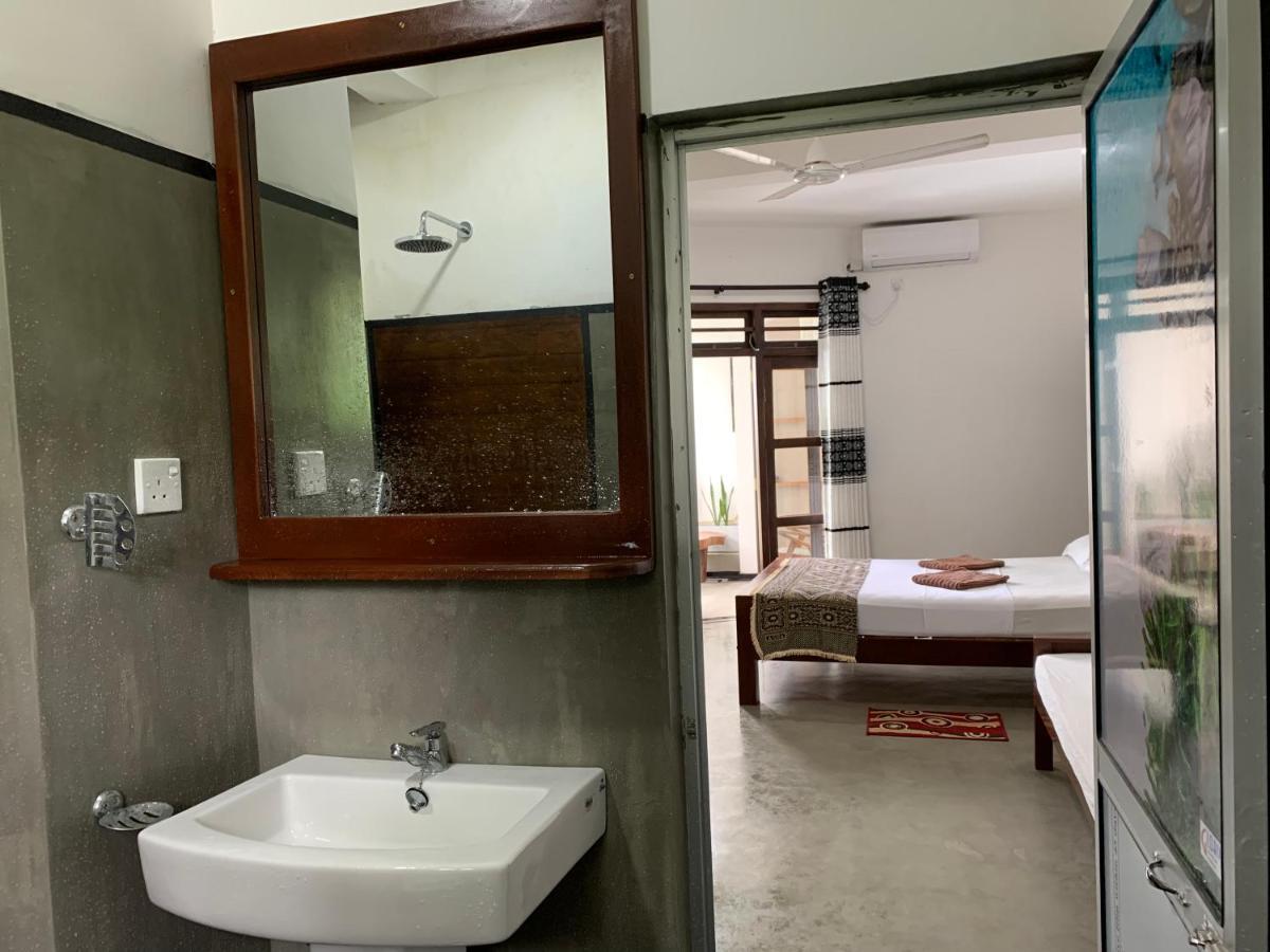 ウェリガマ Ceylon Surf Guest And Restaurant Bed & Breakfast エクステリア 写真