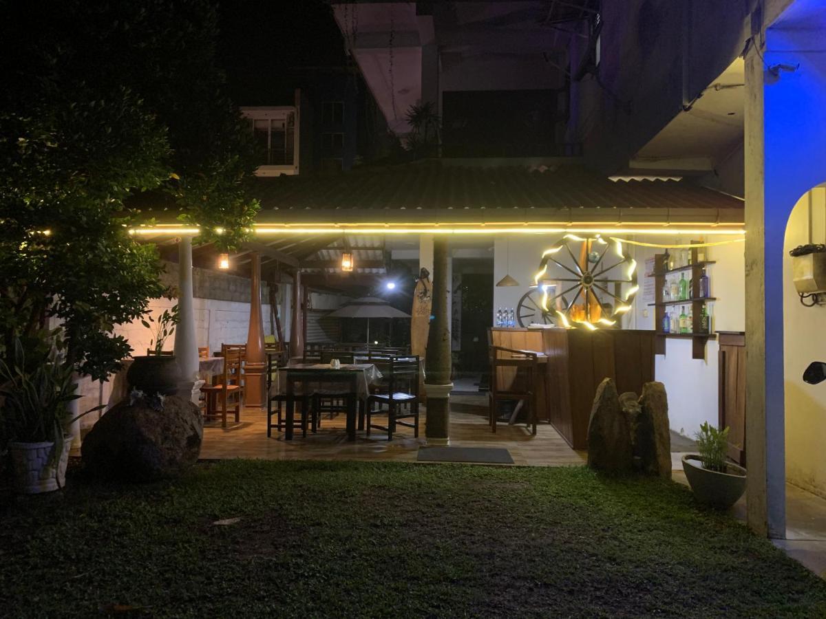 ウェリガマ Ceylon Surf Guest And Restaurant Bed & Breakfast エクステリア 写真