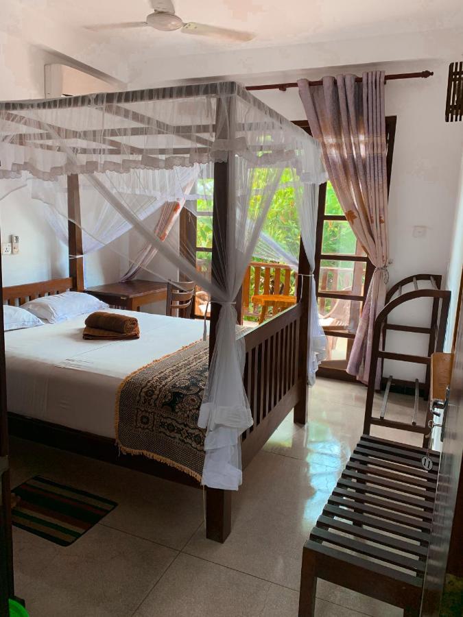 ウェリガマ Ceylon Surf Guest And Restaurant Bed & Breakfast エクステリア 写真