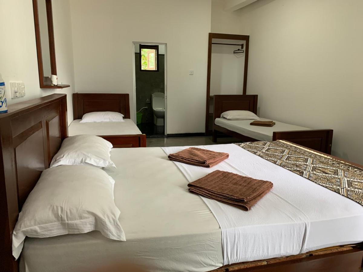 ウェリガマ Ceylon Surf Guest And Restaurant Bed & Breakfast エクステリア 写真