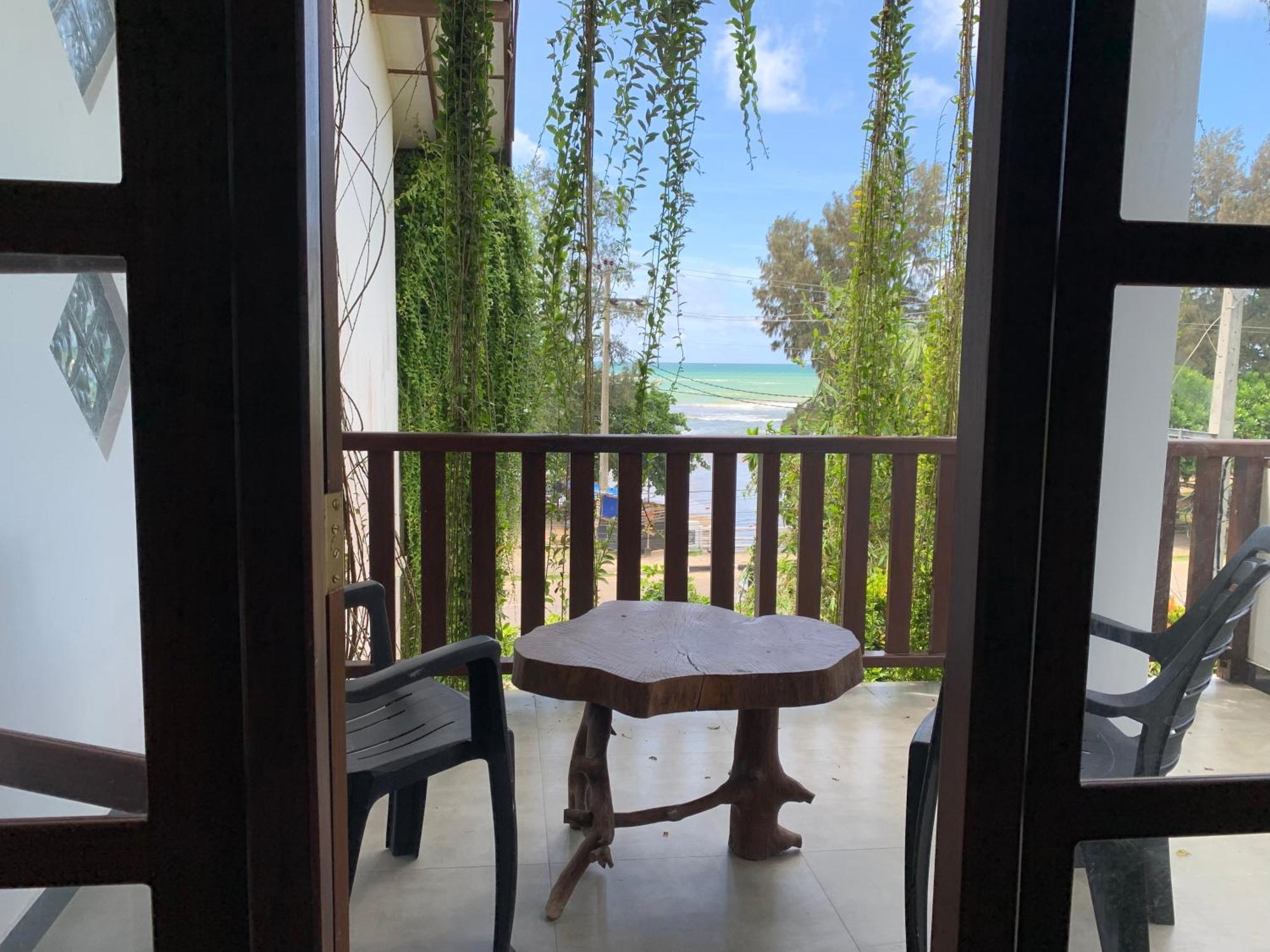 ウェリガマ Ceylon Surf Guest And Restaurant Bed & Breakfast エクステリア 写真