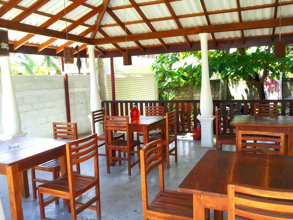 ウェリガマ Ceylon Surf Guest And Restaurant Bed & Breakfast エクステリア 写真