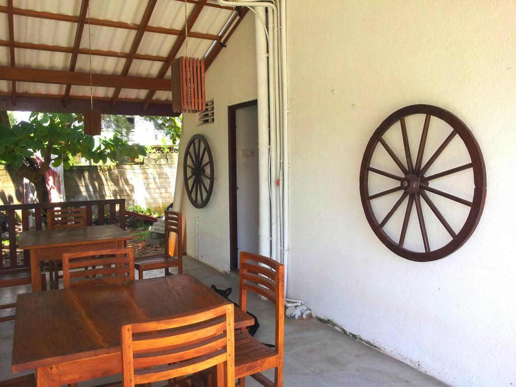 ウェリガマ Ceylon Surf Guest And Restaurant Bed & Breakfast エクステリア 写真