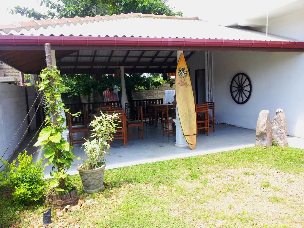 ウェリガマ Ceylon Surf Guest And Restaurant Bed & Breakfast エクステリア 写真