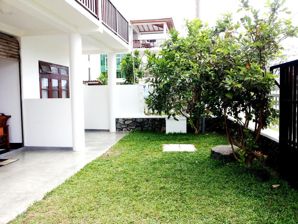 ウェリガマ Ceylon Surf Guest And Restaurant Bed & Breakfast エクステリア 写真
