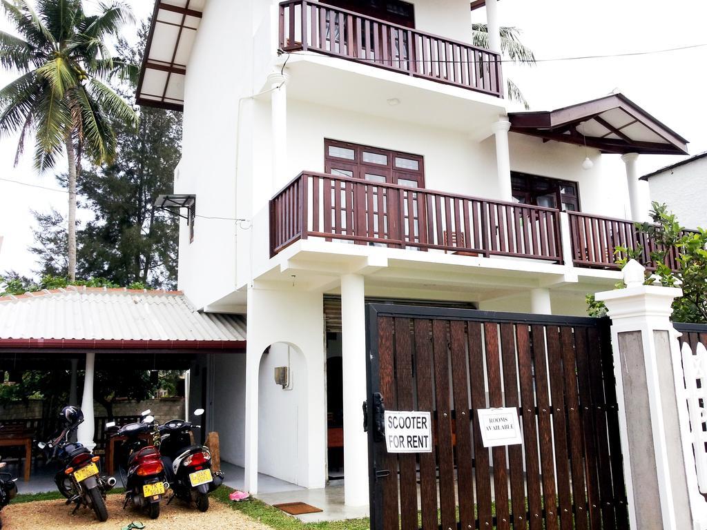 ウェリガマ Ceylon Surf Guest And Restaurant Bed & Breakfast エクステリア 写真