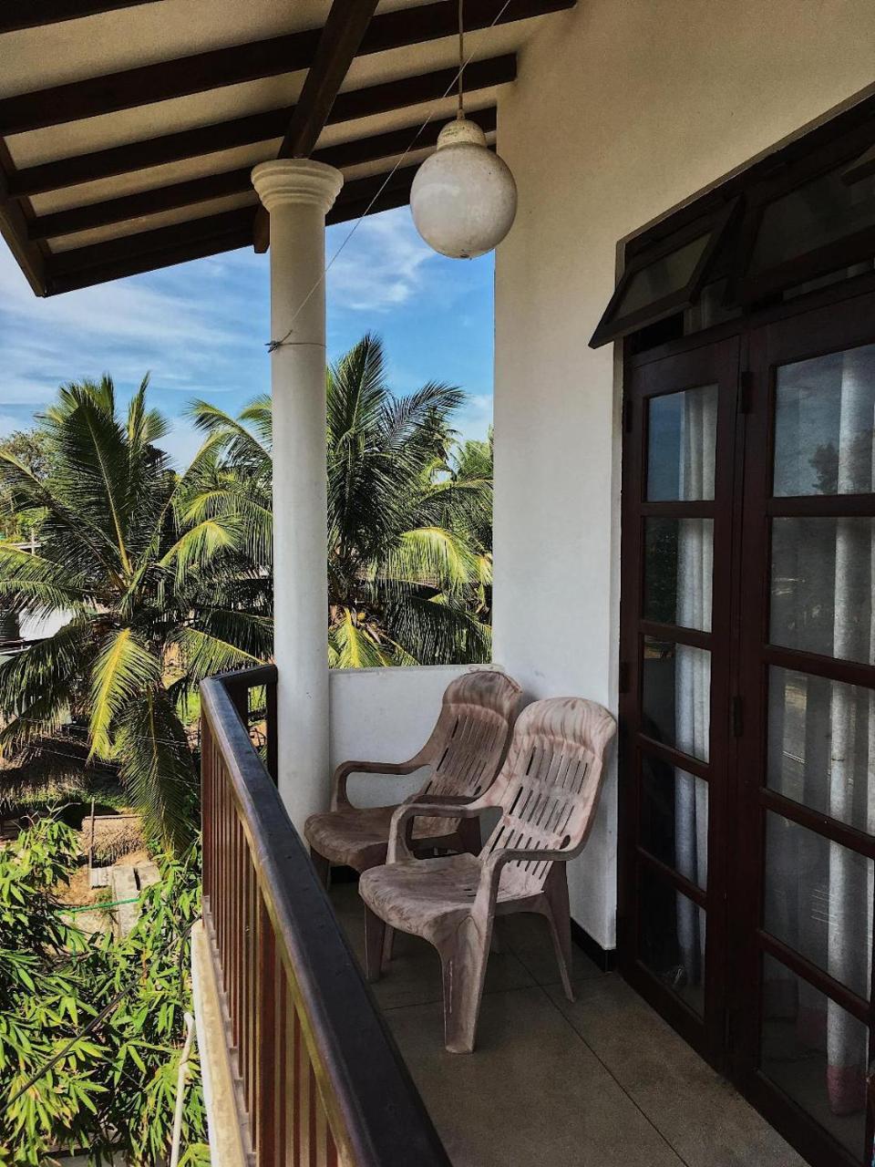 ウェリガマ Ceylon Surf Guest And Restaurant Bed & Breakfast エクステリア 写真