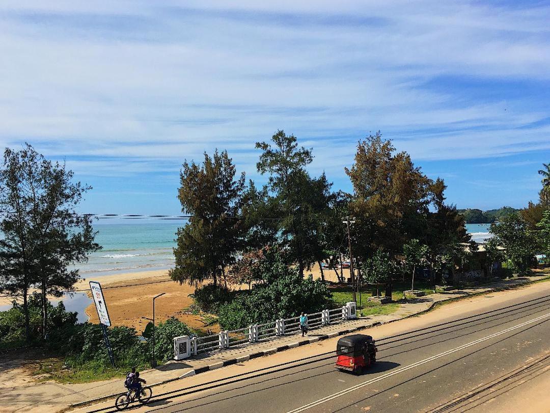 ウェリガマ Ceylon Surf Guest And Restaurant Bed & Breakfast エクステリア 写真