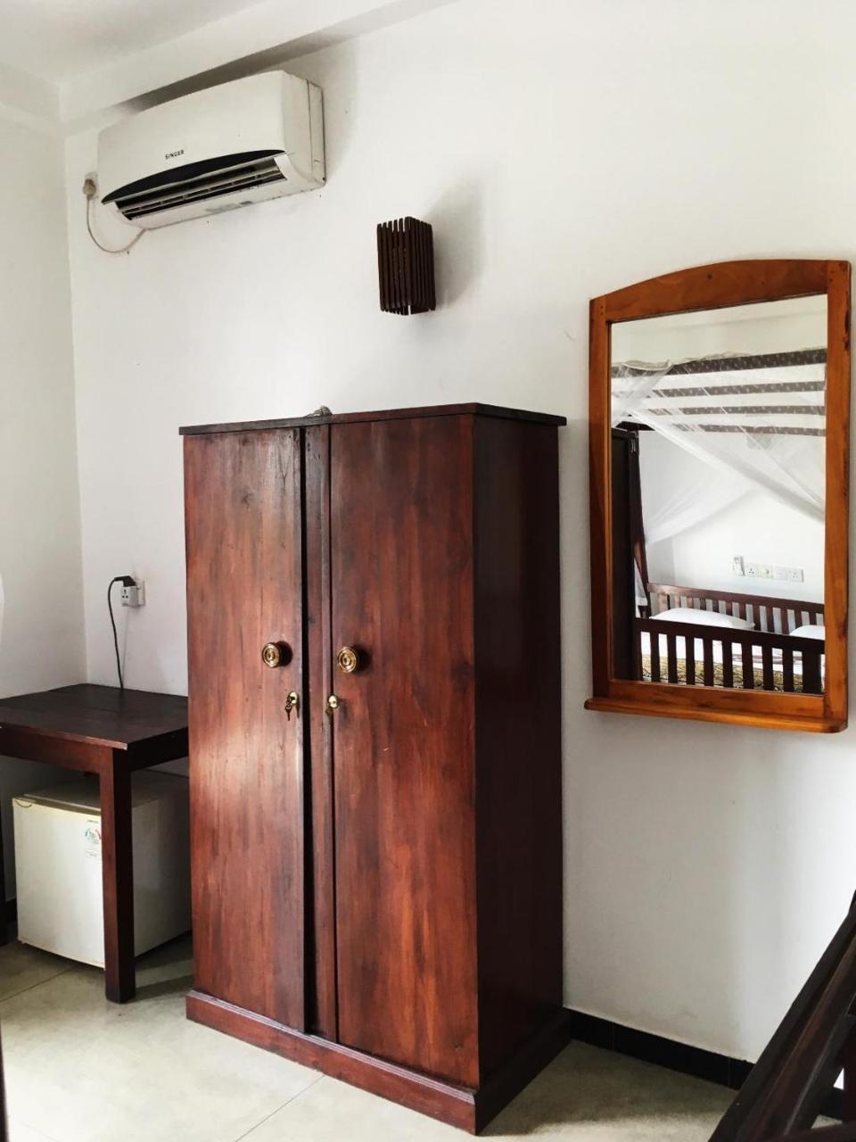 ウェリガマ Ceylon Surf Guest And Restaurant Bed & Breakfast エクステリア 写真