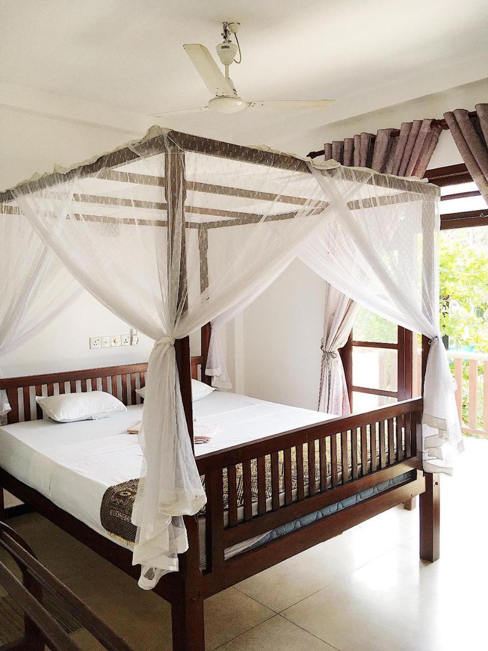 ウェリガマ Ceylon Surf Guest And Restaurant Bed & Breakfast エクステリア 写真
